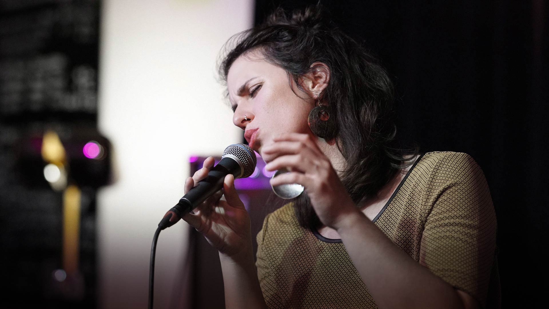 Nina Gutknecht singt am Mikrofon